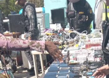 Incautan 96 armas blancas, cocaína, routers, verifones y otros artículos en cárcel de Baní