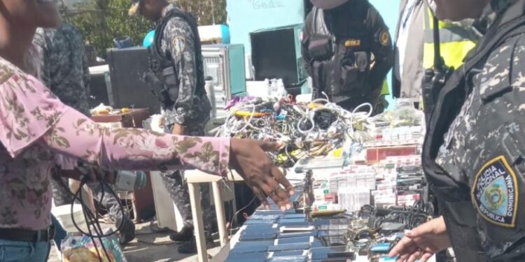 Incautan 96 armas blancas, cocaína, routers, verifones y otros artículos en cárcel de Baní