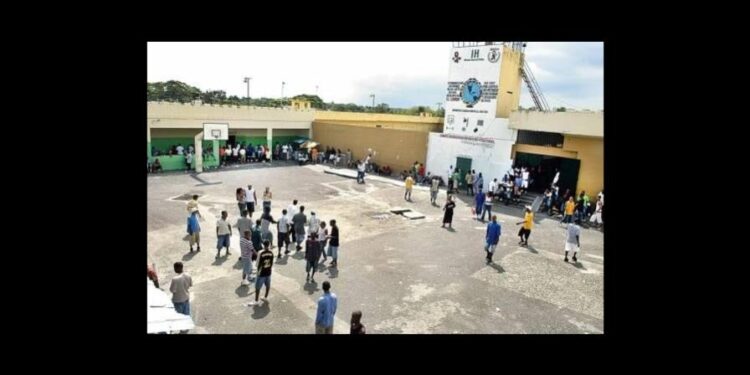 Buscan bloquear señales telefónicas en cárceles para impedir que presos usen celulares