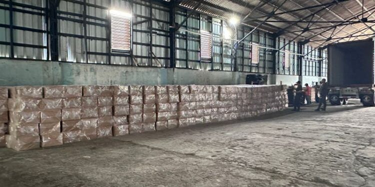 Autoridades decomisan contrabando de alcohol y cigarrillo en Puerto Plata