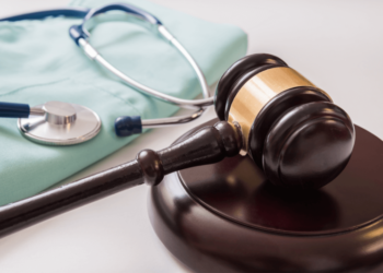 Negligencia y errores en diagnósticos generan más demandas contra médicos