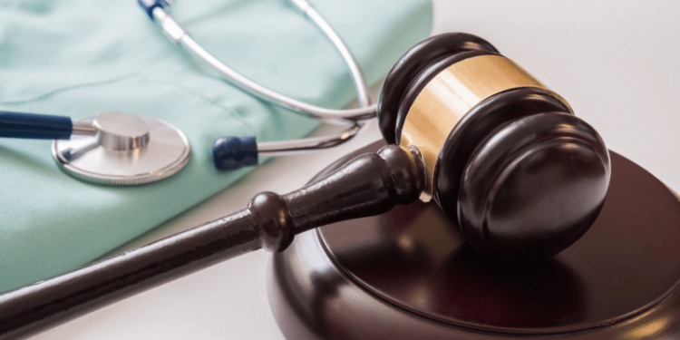 Negligencia y errores en diagnósticos generan más demandas contra médicos