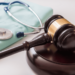 Negligencia y errores en diagnósticos generan más demandas contra médicos
