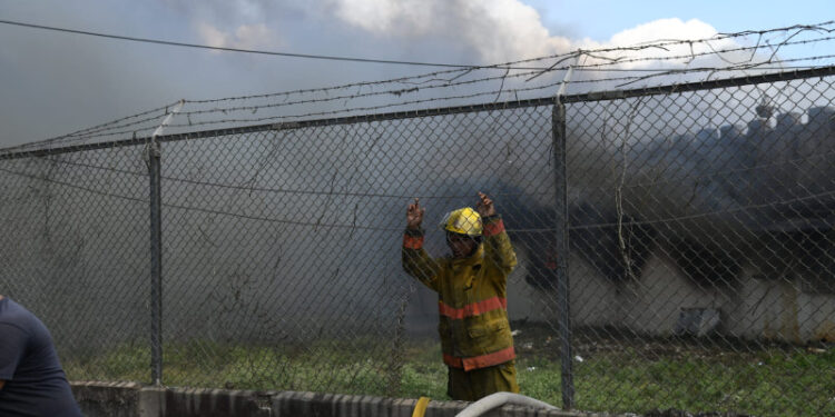 Al menos tres reclusos muertos tras incendio en Penitenciaría La Victoria
