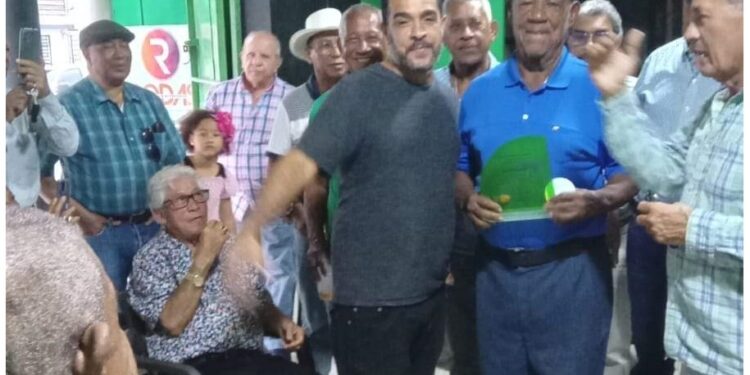 Manuel Morales (Morcillón) Recibe Placa de Reconocimiento