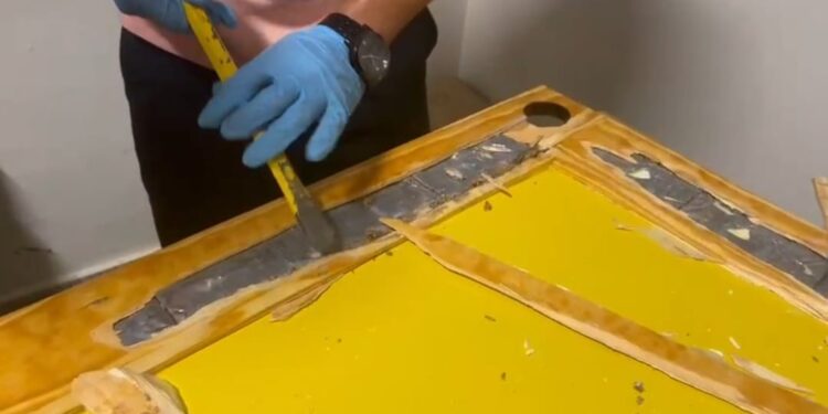 Incautan mesa de dominó enviada a España con laterales llenos de cocaína
