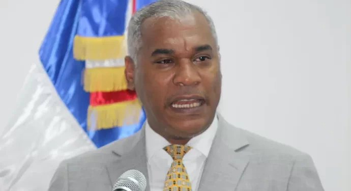 Decano de la UASD afirma universidades titulan personas que no leen