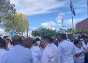 “Somos médicos, no somos criminales”, galenos protestan por condenas a centros de salud