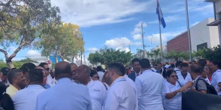 “Somos médicos, no somos criminales”, galenos protestan por condenas a centros de salud