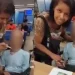 Una mujer llevó el cadáver de su tío al banco para retirar dinero: la descubrieron, la filmaron y fue arrestada