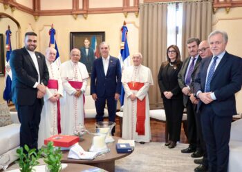 Presidente Abinader recibe visita del cardenal italiano Fernando Filoni