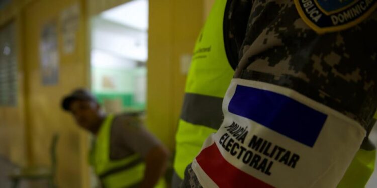 Policía Militar no impedirán votantes entren con celulares a colegios; siguen prohíbidas las fotos