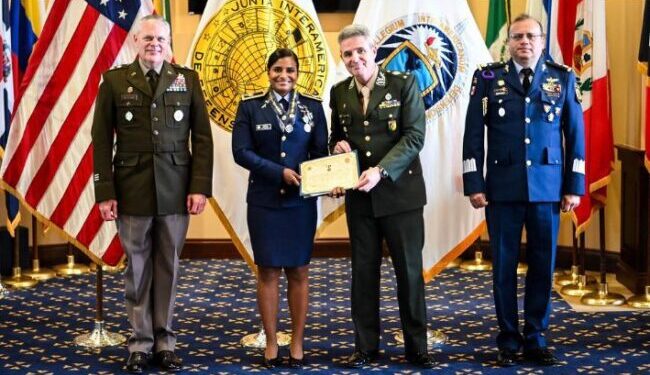 Alta oficial militar puertoplateña es condecorada académicamente en EEUU