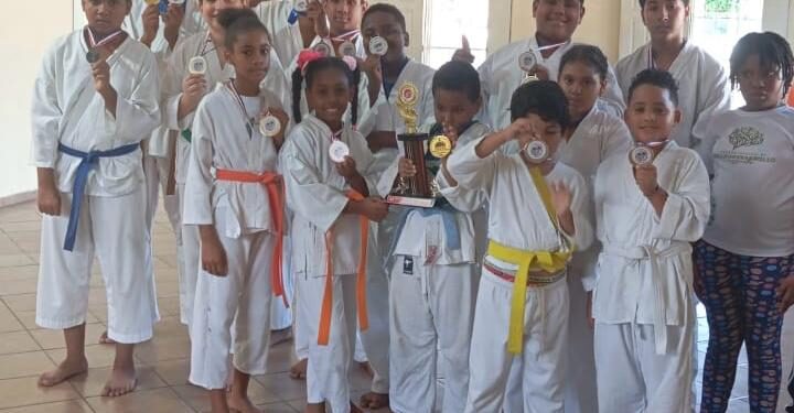 Puertoplateños sobresalen en torneo nacional Karate