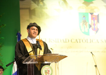 Rector de la UCSD llama a graduandos a fomentar el pensamiento crítico