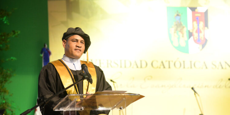 Rector de la UCSD llama a graduandos a fomentar el pensamiento crítico