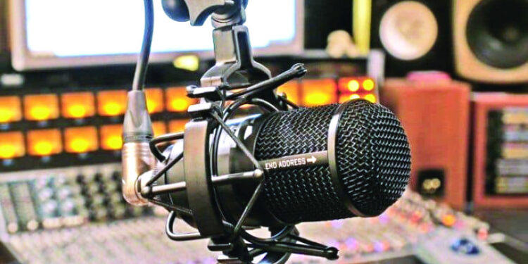 La radio dominicana «está caliente por las cuatro esquinas», violencia y vulgaridad preocupan