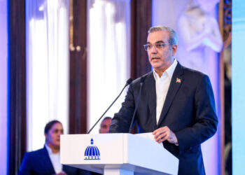Abinader propone reducir de 190 a 137 diputados