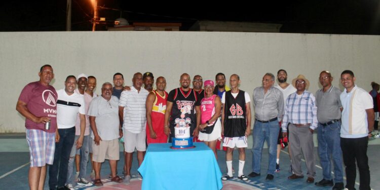 Directivos del Club Gustavo Behall celebran 104 años de su fundación.