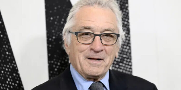 Robert De Niro celebró sus 81 años lanzándose al mar desde un lujoso yate