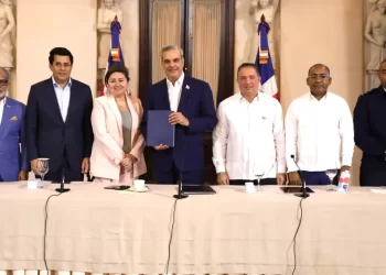 Abinader aboga por más aerolíneas y pasajes más baratos