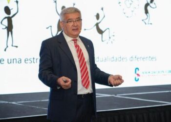 Periodista español llama a sus colegas RD renovar compromiso