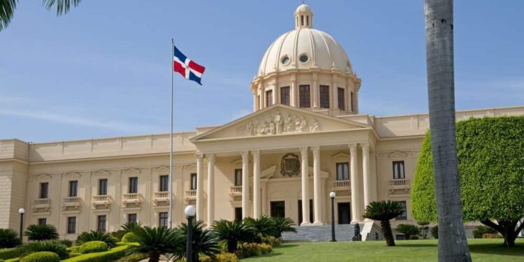 Ministerios y Palacio pagan a 1,358 personas en comunicaciones