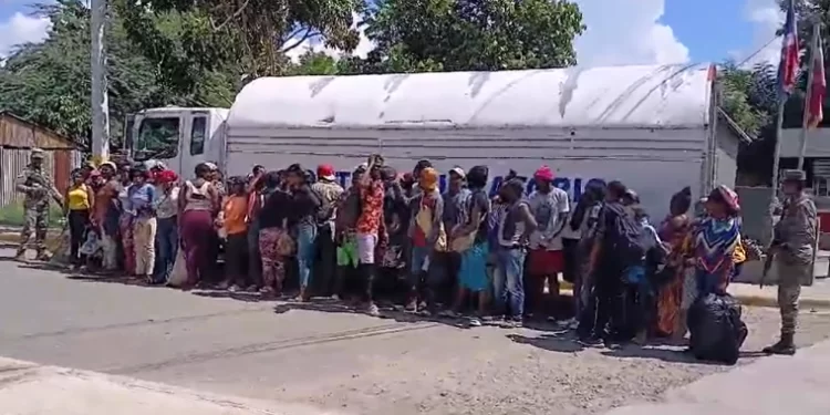 Apresan dominicano con 30 haitianos ilegales a bordo de camión en Montecristi