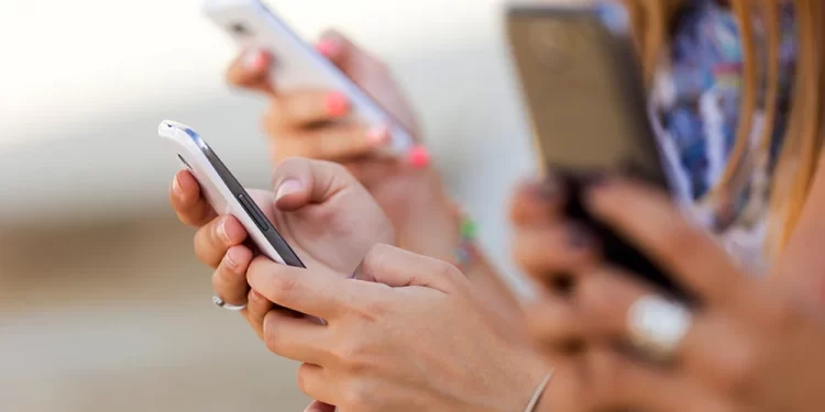 Internet y el móvil son ya tecnologías esenciales para los ciudadanos de todas las edades