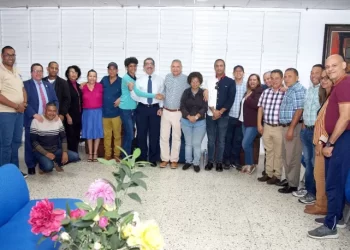 Asjana intercambia con profesores del Centro UASD Puerto Plata sobre los retos de la educación superior