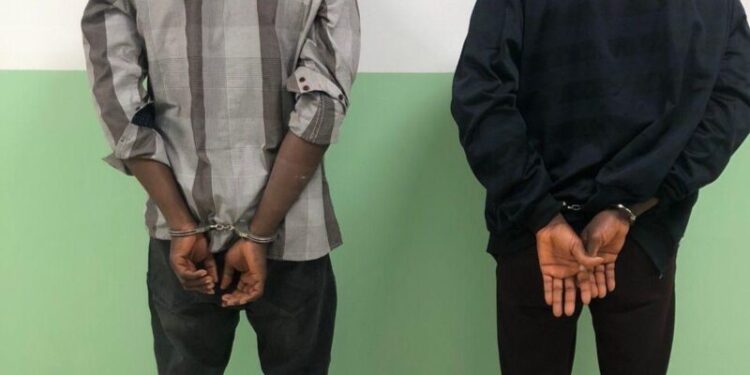 Arrestan dos nigerianos viajarían con estómago lleno de bolsitas de presuntas drogas