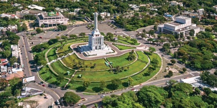 Celebran foro empresarial en Santiago