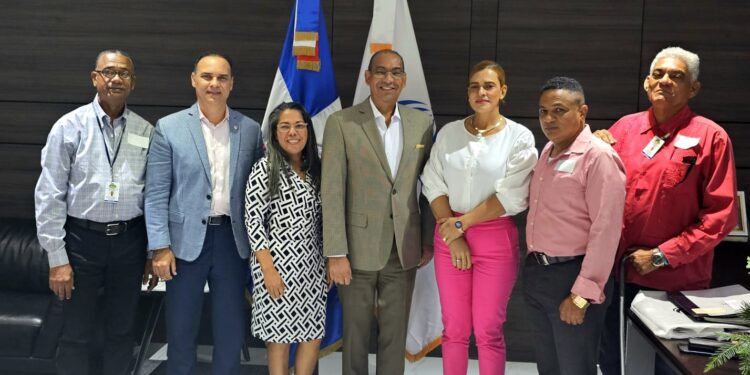 Ministro de Obras Públicas recibe Directivos Federación Juntas de Vecinos de Puerto Plata.
