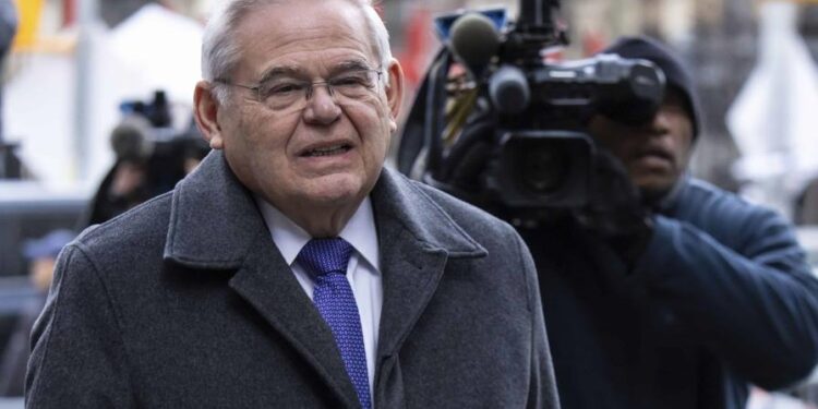 El exsenador demócrata Bob Menéndez es condenado a 11 años de cárcel por corrupción