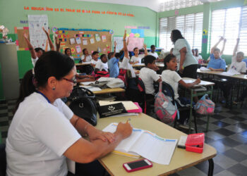 Los profesores deben sacar un 70 % en la evaluación de desempeño docente para tener aumento salarial