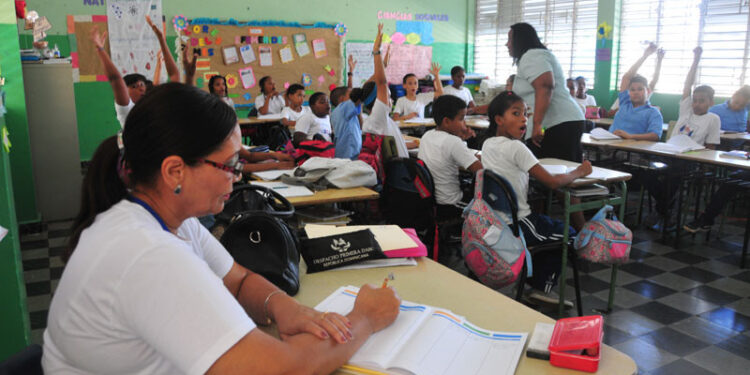 Los profesores deben sacar un 70 % en la evaluación de desempeño docente para tener aumento salarial