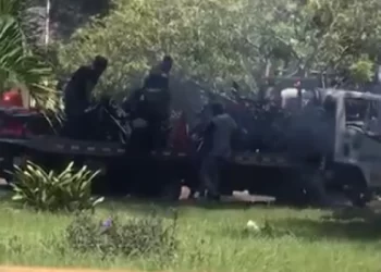  Lanzan botellas incendiarias a grúa de la Digesett cargada con motores en Las Américas