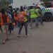 Haitianos protagonizan incidente que deja un muerto, varios heridos y tres vehículos incendiados en Uvero Alto