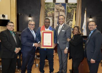 Comunicador puertoplateño es Reconocido en EEUU