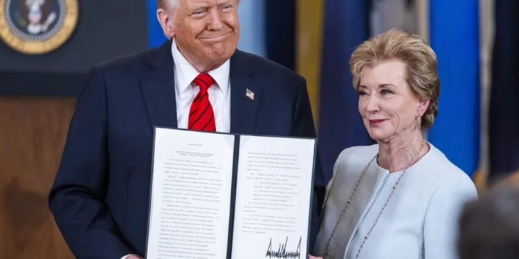 Firma orden para desmantelar el Departamento de Educación EU