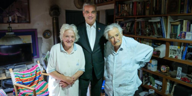Abinader visita a Pepe Mujica en su residencia
