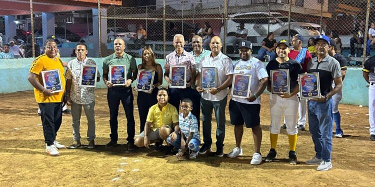 En su doce aniversario los Kings reconocen colaboradores.