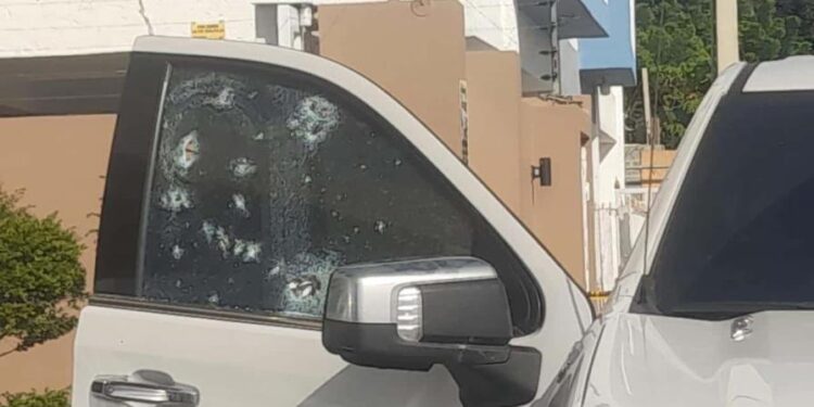Acribillan a un hombre en residencial de La Vega y queman vehículo usado para el ataque