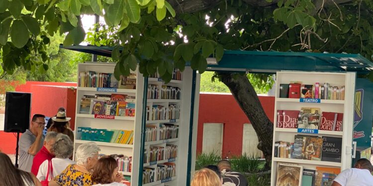 Un Carretón de Libros Abierto