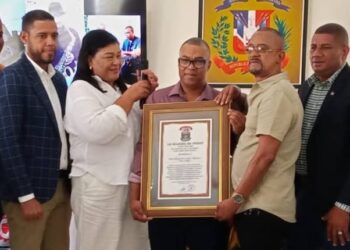 Puly Gómez es reconocido por Ayuntamiento de Imbert
