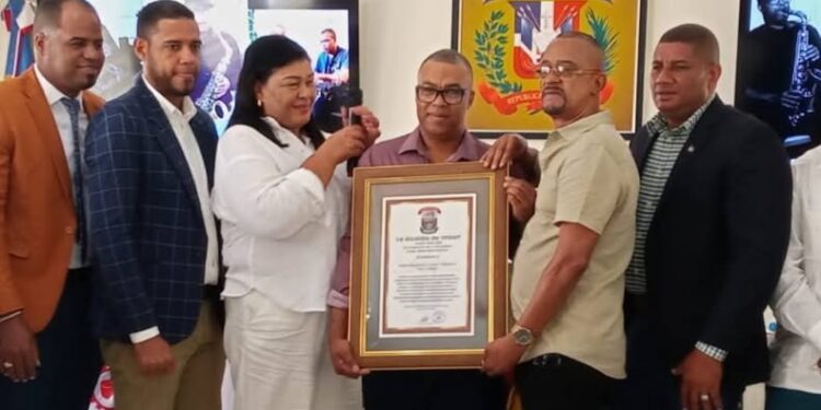 Puly Gómez es reconocido por Ayuntamiento de Imbert