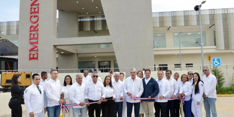 Gobierno entrega nuevo Hospital Regional Dr. Ángel María Gatón, el más moderno del país