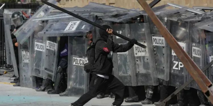 Marcha Generación Z: autoridades condenan violencia; reportan 100 policías heridos y 20 detenidos