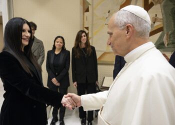 La emotiva reunión entre Laura Pausini y el papa León XIV: una canción inédita y un fanático declarado