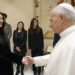 La emotiva reunión entre Laura Pausini y el papa León XIV: una canción inédita y un fanático declarado